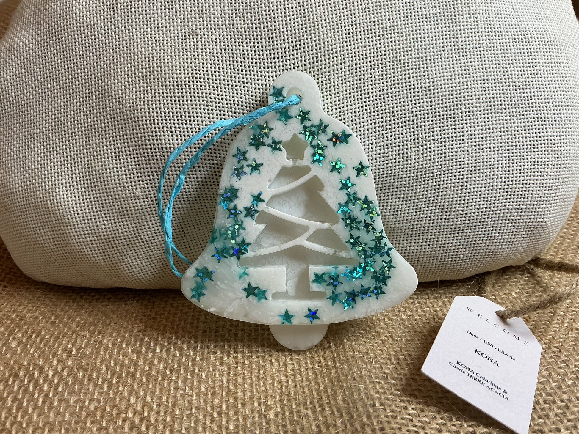 Cloche avec Sapin Blanc et et Étoiles Turquoises