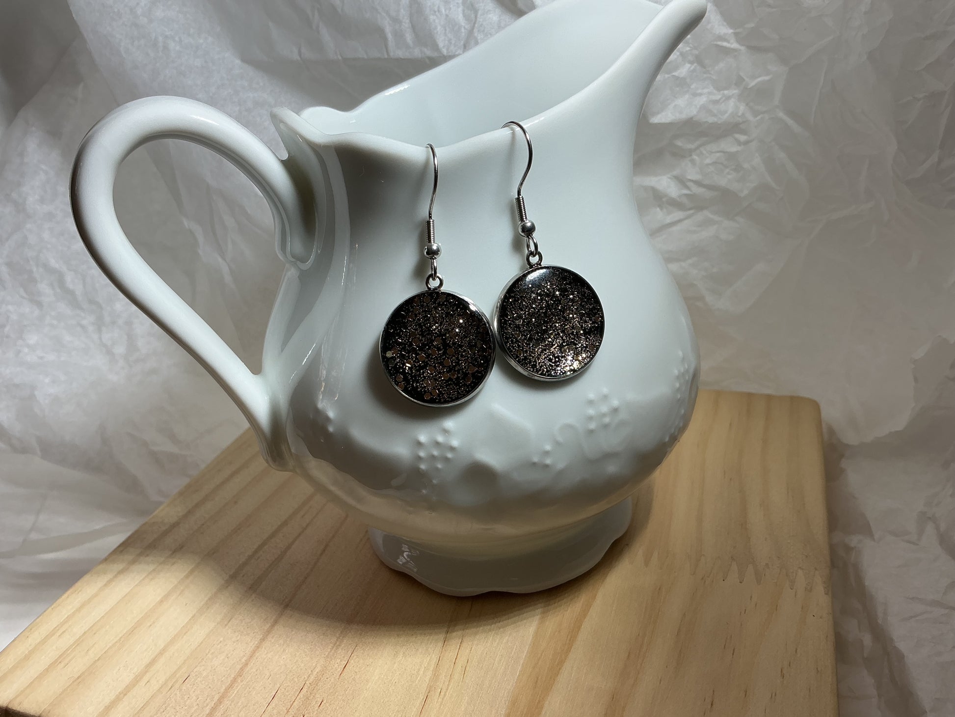 Boucles d’oreilles noires et dorées