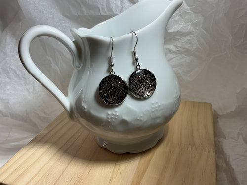 Boucles d’oreilles noires et dorées