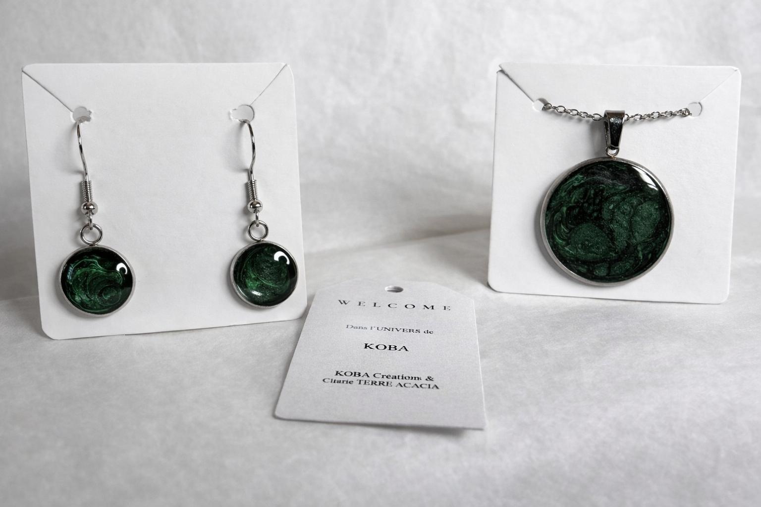 Ensemble collier et petites boucles d’oreilles Verts foncés