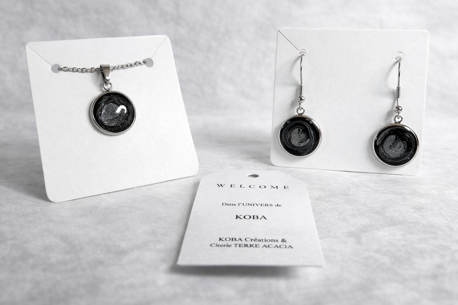 Ensemble petit collier et petites boucles d’oreilles Noirs et gris argentés