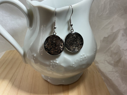 Boucles d’oreilles noires et dorées