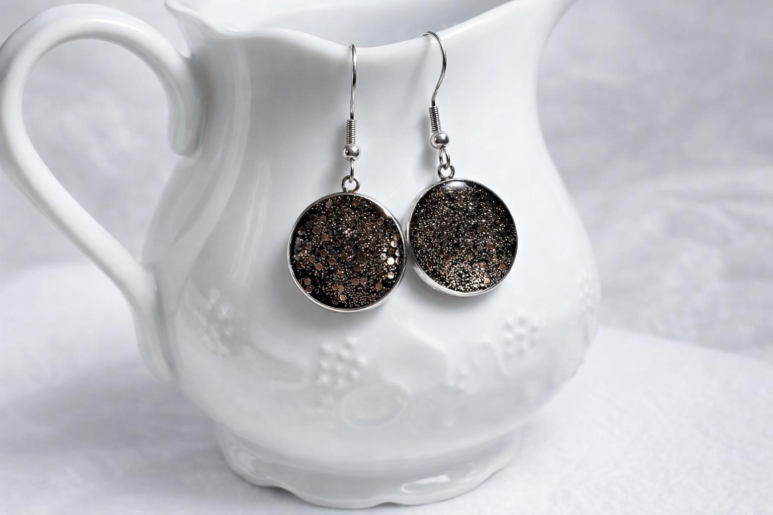 Boucles d’oreilles noires et dorées